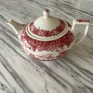 Wedgewood Pink Queen’s Ware The White Swan Tea Pot made in England